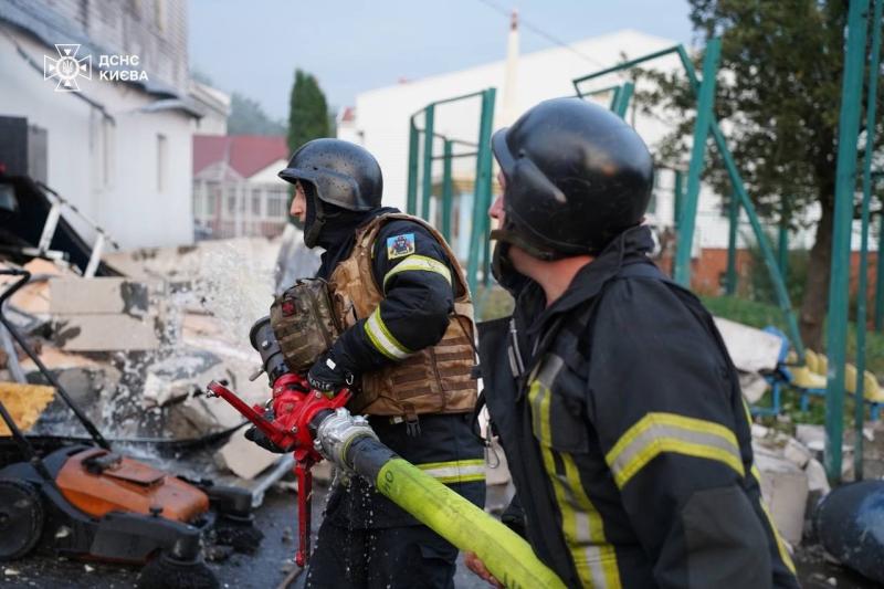 У трьох районах столиці України, Києва, гасять пожежі, спричинені ракетними обстрілами.