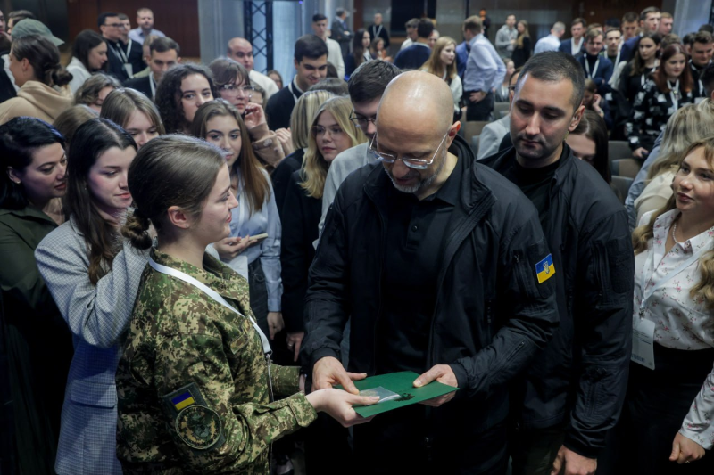 Прем'єр-міністр України зустрівся зі студентами для обговорення значущих освітніх реформ, що реалізуються Урядом.