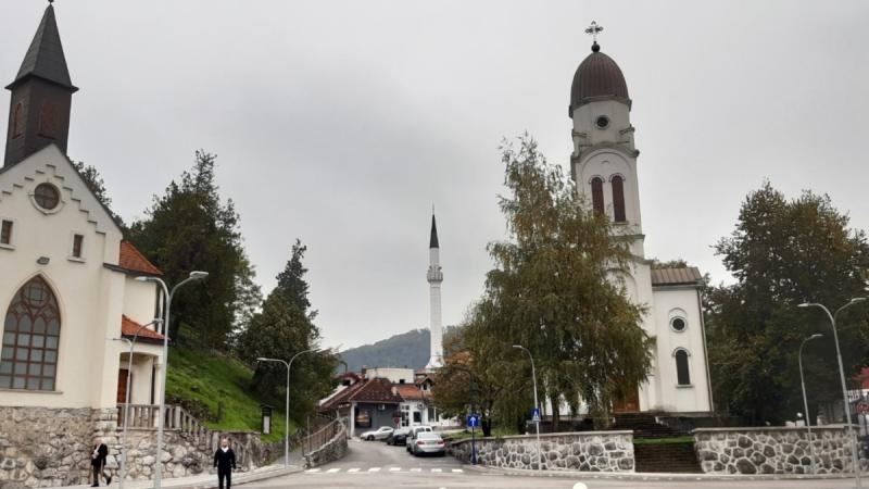 У Боснії підліток завдав смертельного удару ножем поліцейському, і влада класифікує це як 