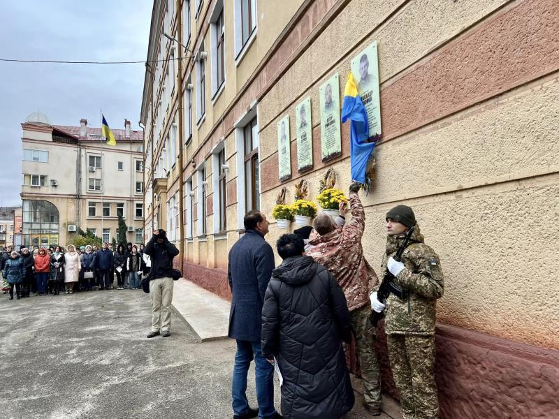 У Франківську встановили меморіальну таблицю на честь захисника Олександра Радіонова.